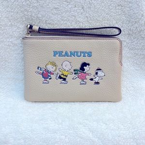 💘Coach X Peanuts Corner Zip Wristlet With Snoopy And Friends Motif 💘
